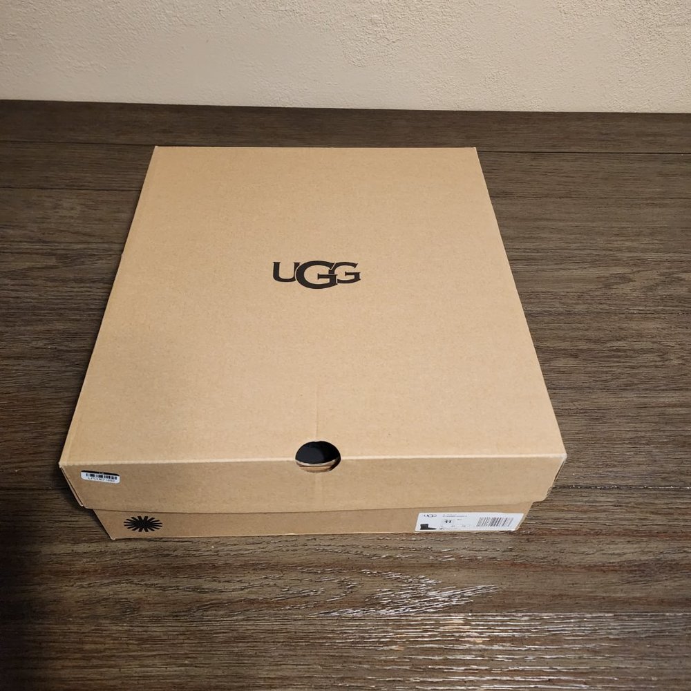 UGG Womens Classic Short II, NWT Black Size 11 - Picture 7 of 12